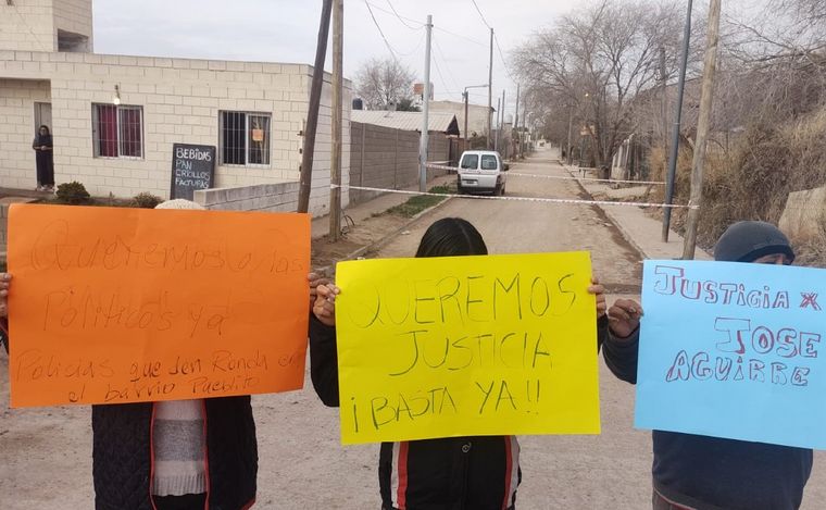 FOTO: Vecinos reclaman justicia por el asesinato. (Fernando Barrionuevo/Cadena 3)