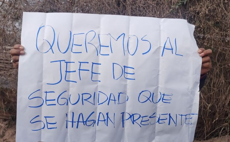 FOTO: Vecinos reclaman justicia por el asesinato. (Fernando Barrionuevo/Cadena 3)