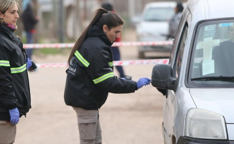 Peritan el auto del hombre asesinado en Córdoba. (Daniel Cáceres/Cadena 3)