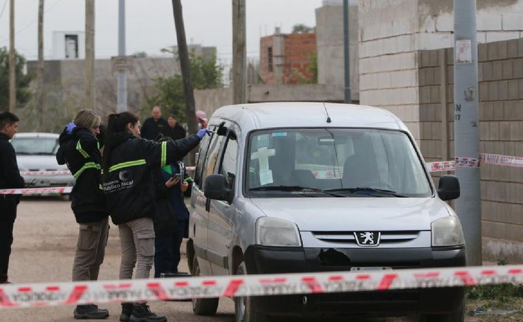 FOTO: Peritan el auto del hombre asesinado en Córdoba. (Daniel Cáceres/Cadena 3)