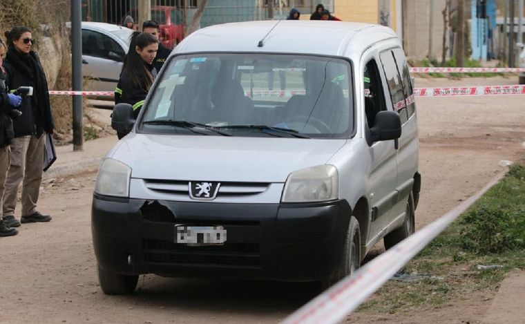 Peritan el auto del hombre asesinado en Córdoba. (Daniel Cáceres/Cadena 3)