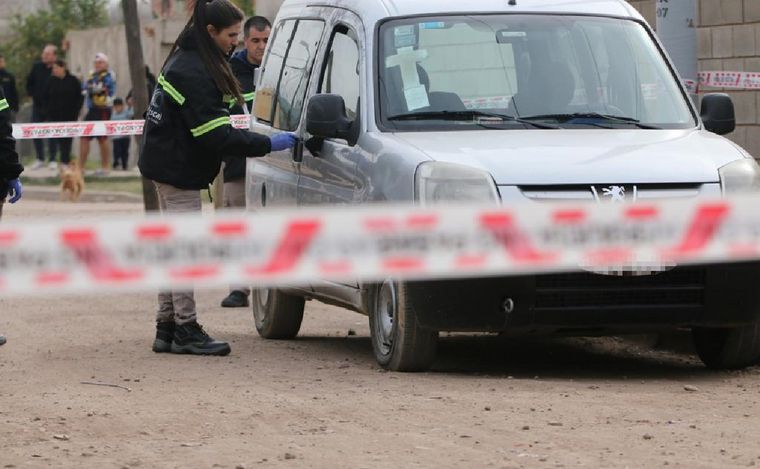 FOTO: Peritan el auto del hombre asesinado en Córdoba. (Daniel Cáceres/Cadena 3)