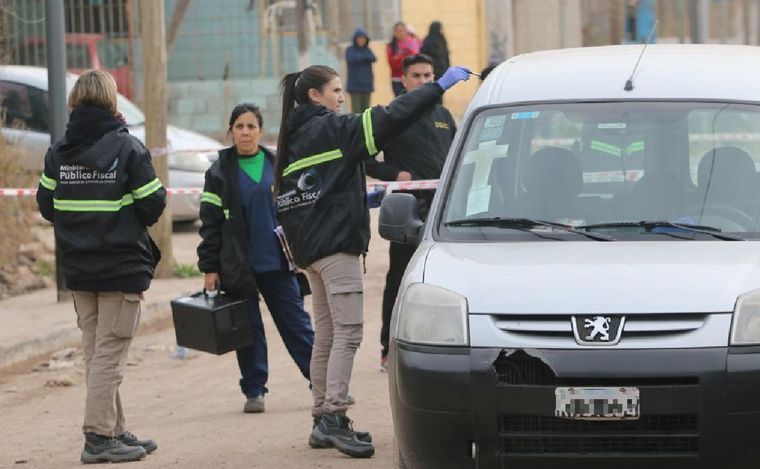 Peritan el auto del hombre asesinado en Córdoba. (Daniel Cáceres/Cadena 3)