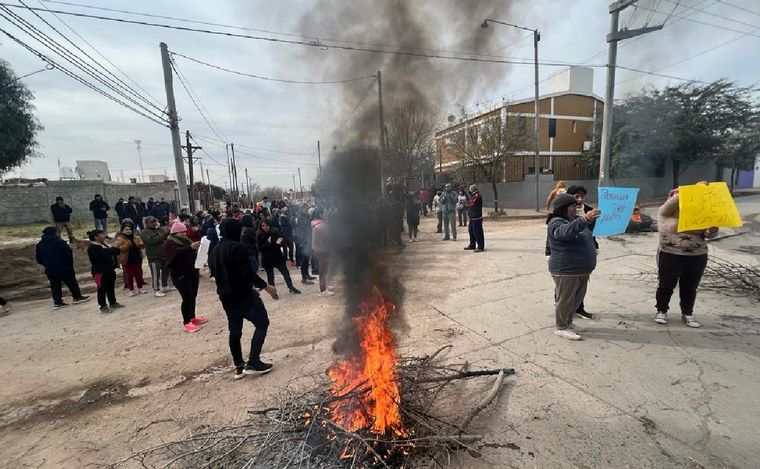 Tensión en El Pueblito por el crimen de José Aguirre. (Daniel Cáceres/Cadena 3)
