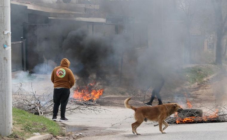 Tensión en El Pueblito por el crimen de José Aguirre. (Daniel Cáceres/Cadena 3)