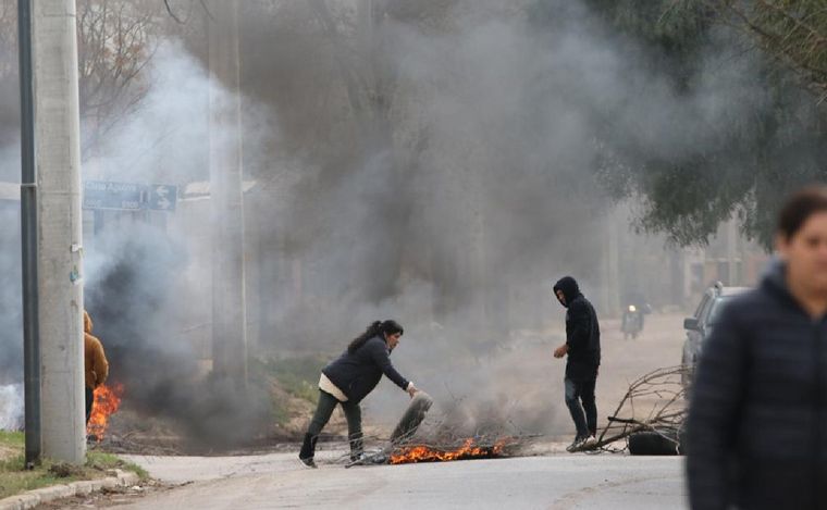 Tensión en El Pueblito por el crimen de José Aguirre. (Daniel Cáceres/Cadena 3)