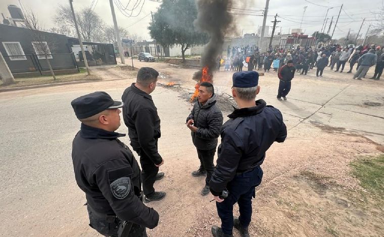 FOTO: Tensión en El Pueblito por el crimen de José Aguirre. (Daniel Cáceres/Cadena 3)