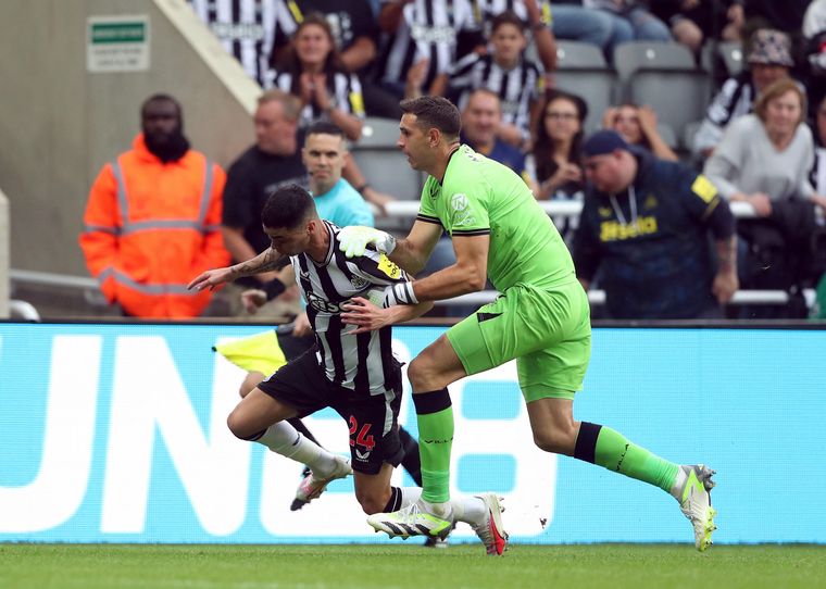 “El Dibu” se ganó la amarilla tras una disputa con Almirón.