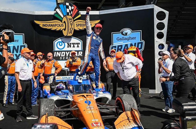 FOTO: Scott Dixon, su Dallara/Honda y equipo festejando en Indianápolis hoy.