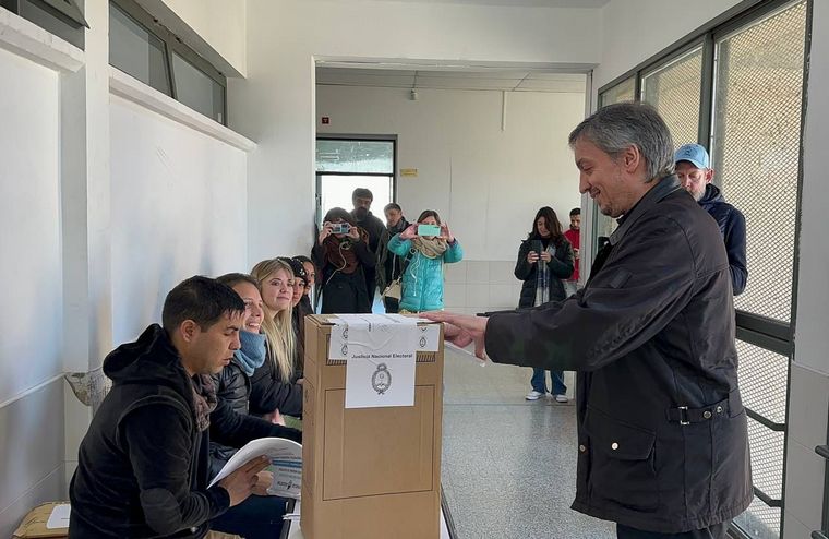 FOTO: Máximo Kirchner votó poco después de las 9 en la localidad de Tolosa