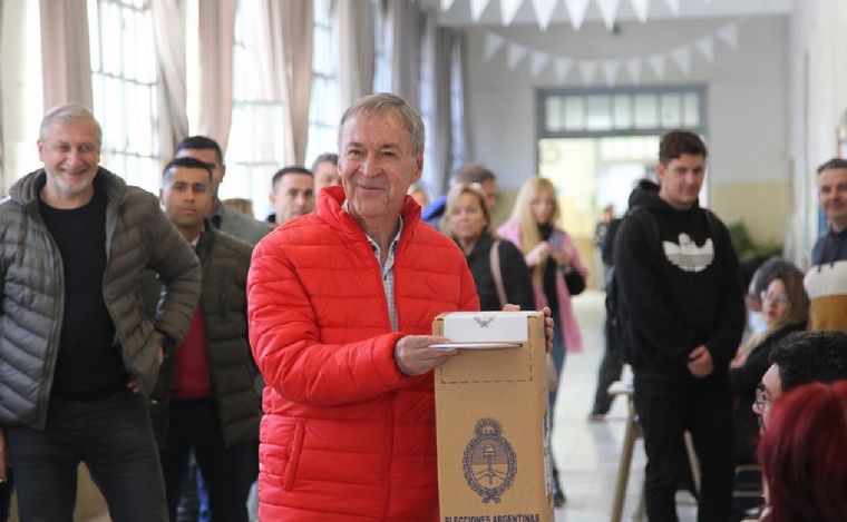 FOTO: Schiaretti votó en la escuela Domingo Savio.