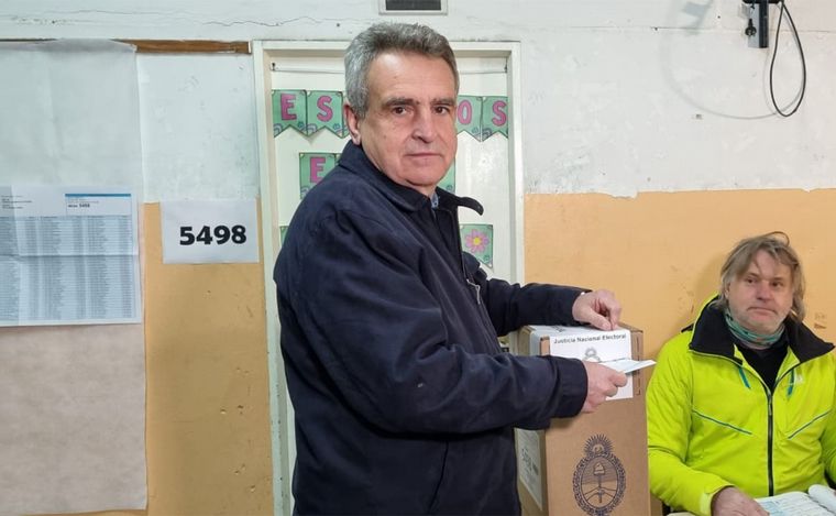 FOTO: Agustín Rossi votó en Rosario por las PASO 2023. 