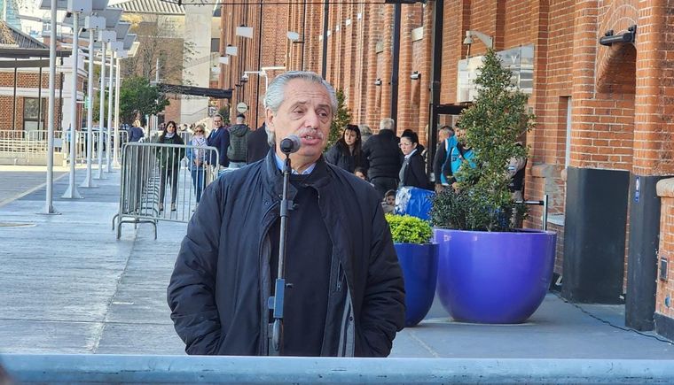 Alberto Fernández emitió su voto en la UCA en Puerto Madero.