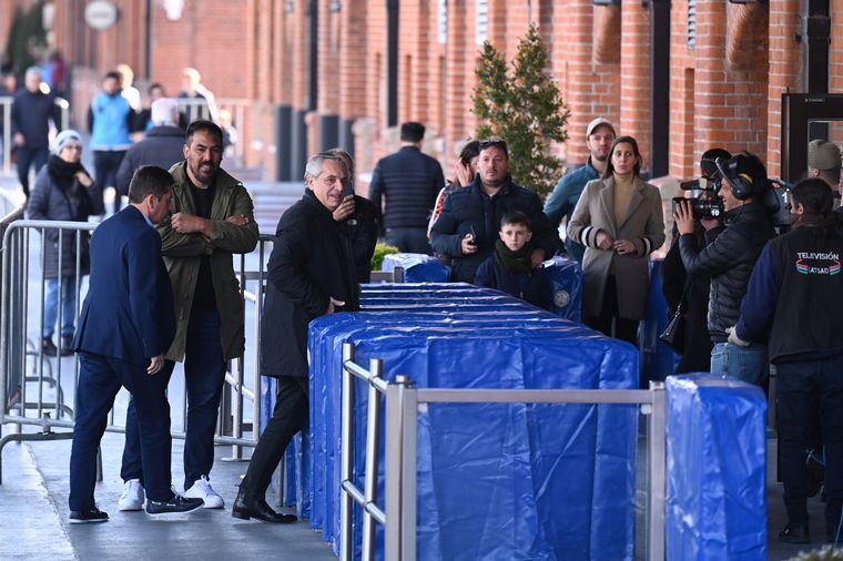 Alberto Fernández emitió su voto en la UCA en Puerto Madero.