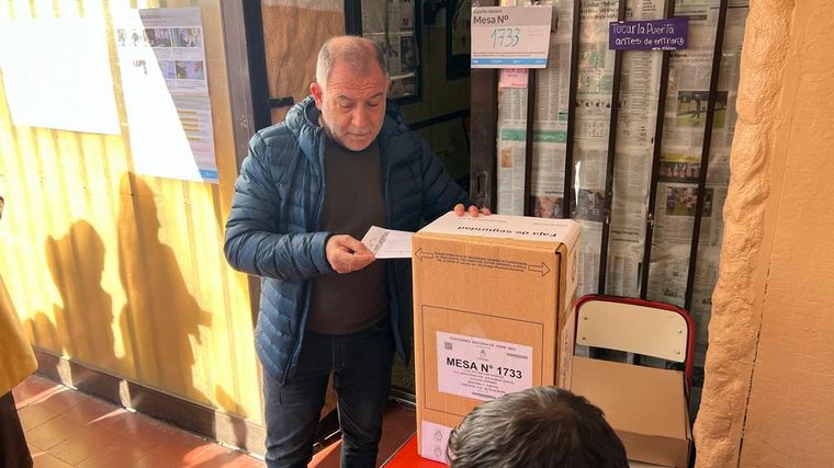 Votó Luis Juez en las PASO. (Foto: Daniel Cáceres/Cadena 3)