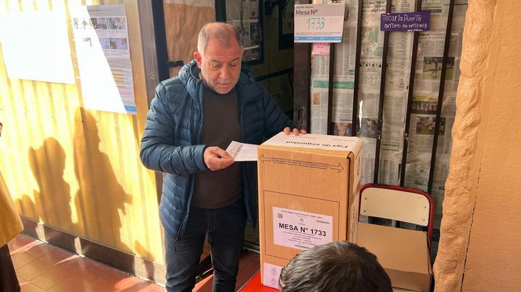 FOTO: El Senador Nacional Luis Juez emite su voto