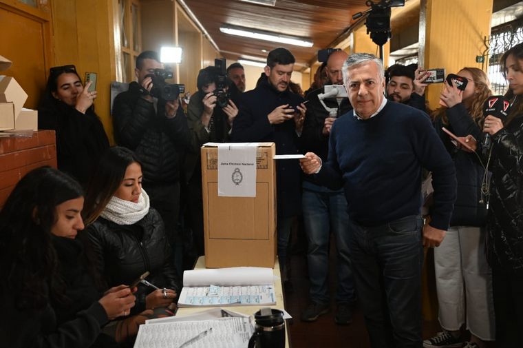 FOTO: Cornejo emitió su voto en Mendoza.