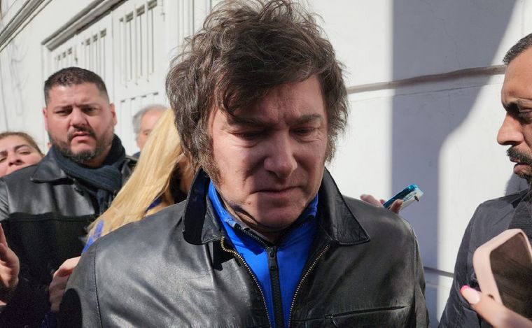 Milei votó y criticó el mal funcionamiento de la boleta electrónica. (Cadena 3)