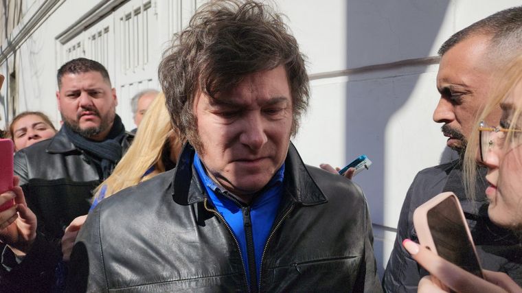 Javier Milei hizo fila para votar y fue recibido por su militancia