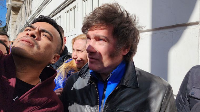 Javier Milei hizo fila para votar y fue recibido por su militancia