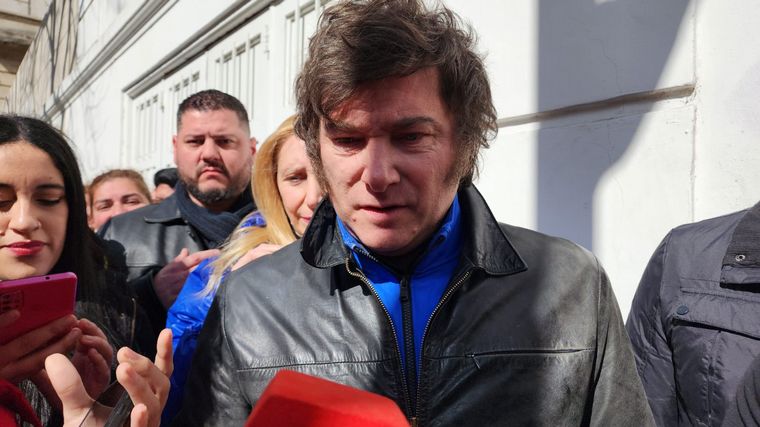 Javier Milei hizo fila para votar y fue recibido por su militancia