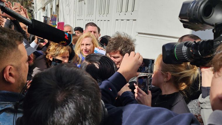 Javier Milei hizo fila para votar y fue recibido por su militancia