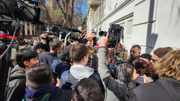 Javier Milei hizo fila para votar y fue recibido por su militancia