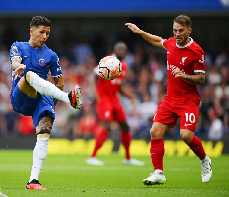 Enzo y Alexis fueron titulares en el primer partido de la Premier. 