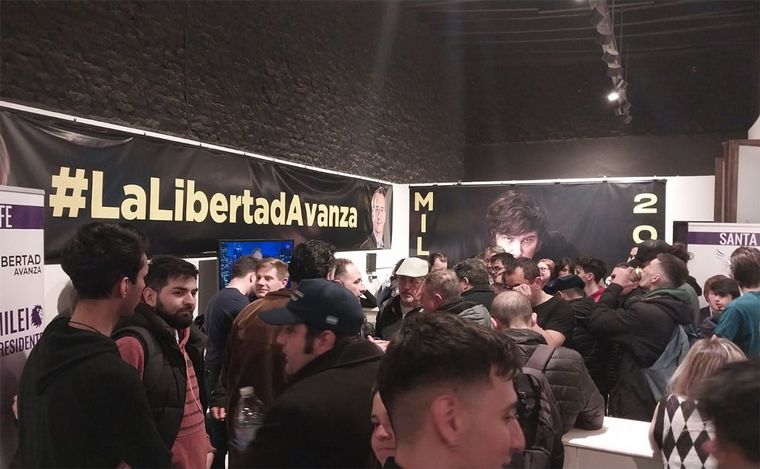 Festejos en el bunker de Javier Milei en Rosario: ganó en Santa Fe. 