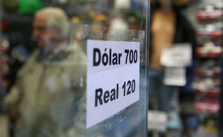 FOTO: El Banco Central devaluó más de un 20% el tipo de cambio del dólar este lunes. 