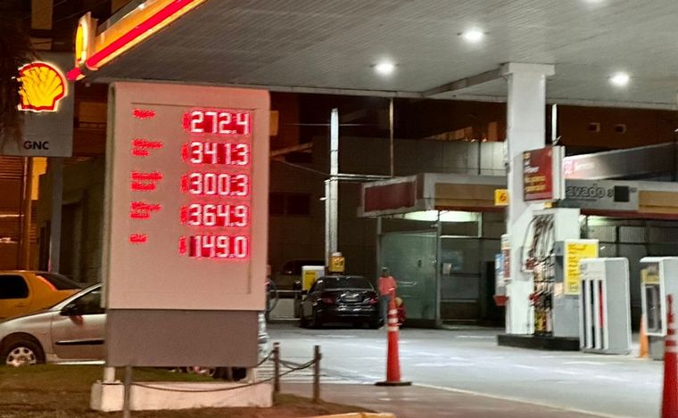 FOTO: Rige el aumento del combustible en Axion y Shell.