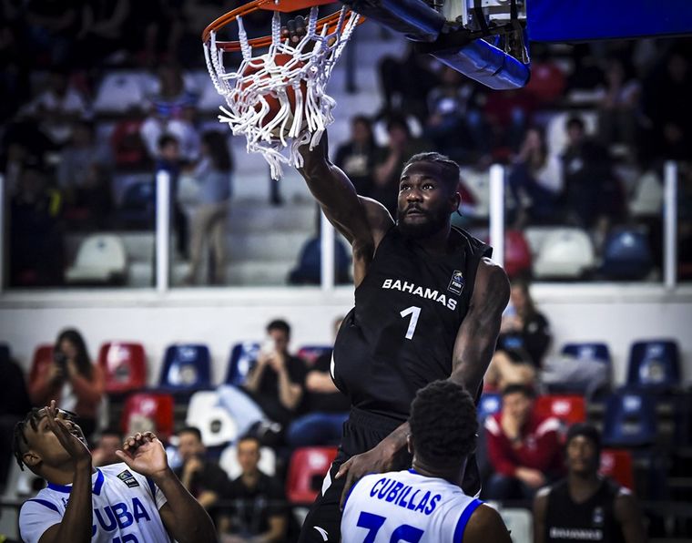 La figura de los Phoenix Suns, DeAndre Ayton, entierra la pelota en el aro. (FIBA)