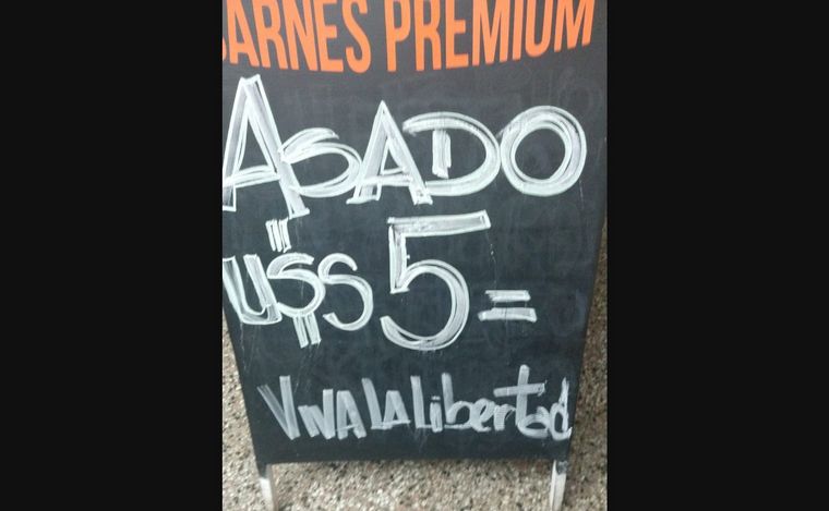 El precio de la carne en dólares.