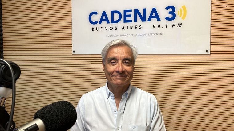 FOTO: El analista político Eduardo Fidanza, en el estudio de Cadena 3 en Buenos Aires. 