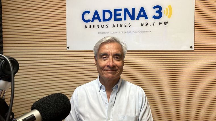 El analista político Eduardo Fidanza, en el estudio de Cadena 3 en Buenos Aires. 