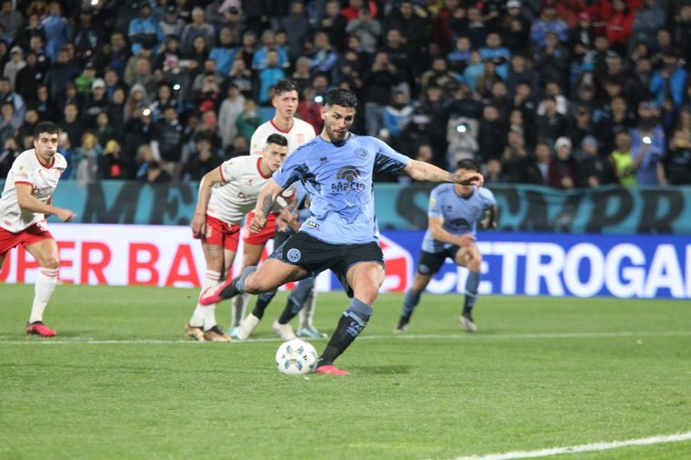 FOTO: Lucas Passerini celebra la apertura del marcador para Belgrano.