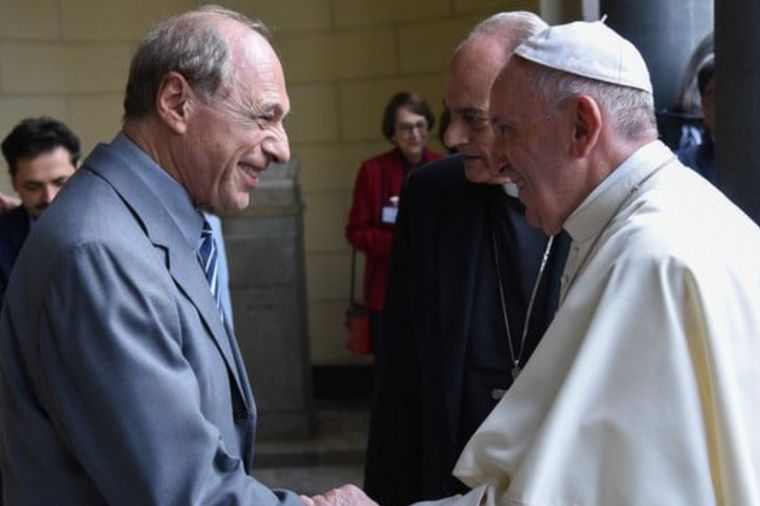 FOTO: Zaffaroni saluda al Papa en junio de 2019. 
