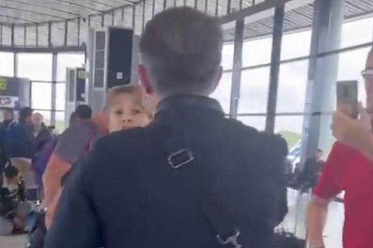 Tenso momento de Echarri en el aeropuerto.