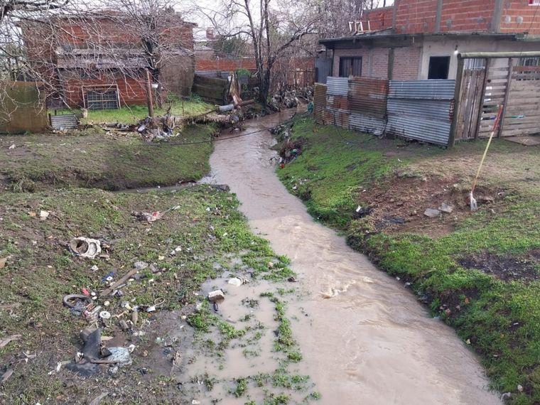 La dificultad de volver a casa tras el temporal en La Plata.