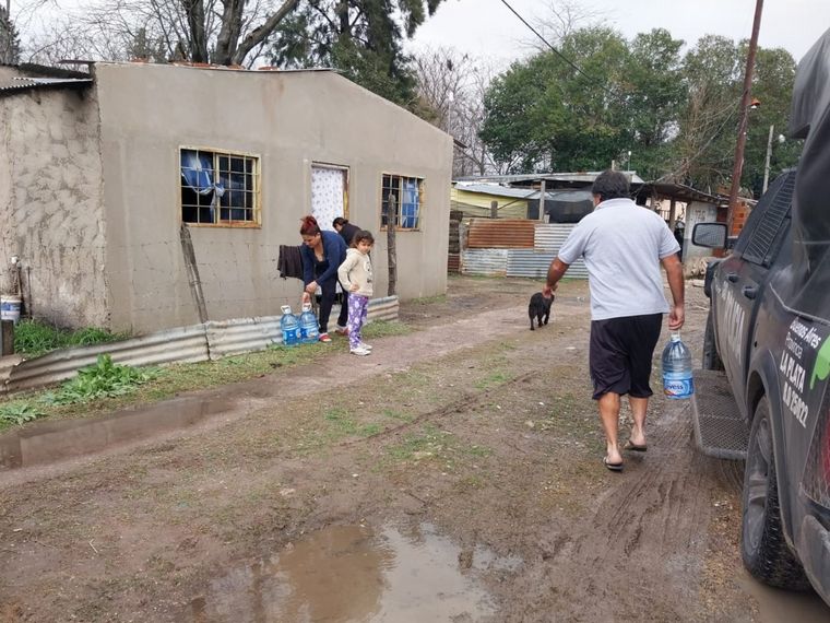 La dificultad de volver a casa tras el temporal en La Plata.