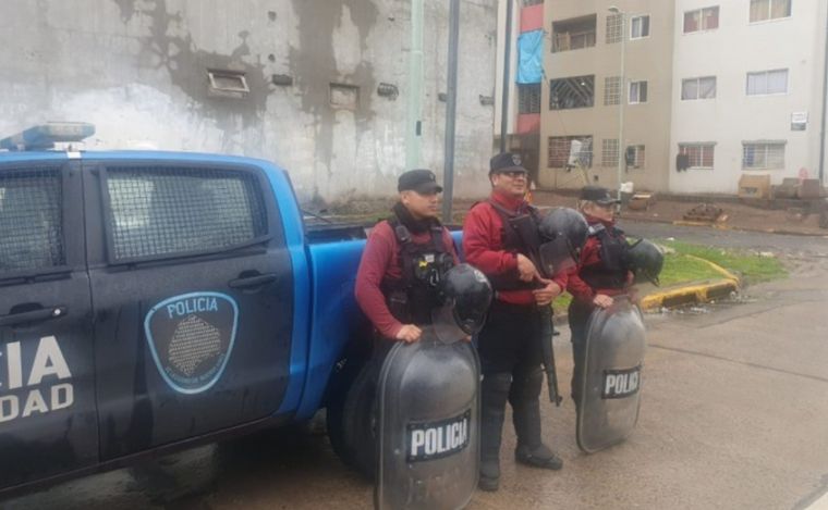 Tensión en CABA: fuerte operativo para desalojar dos edificios en Villa Lugano.