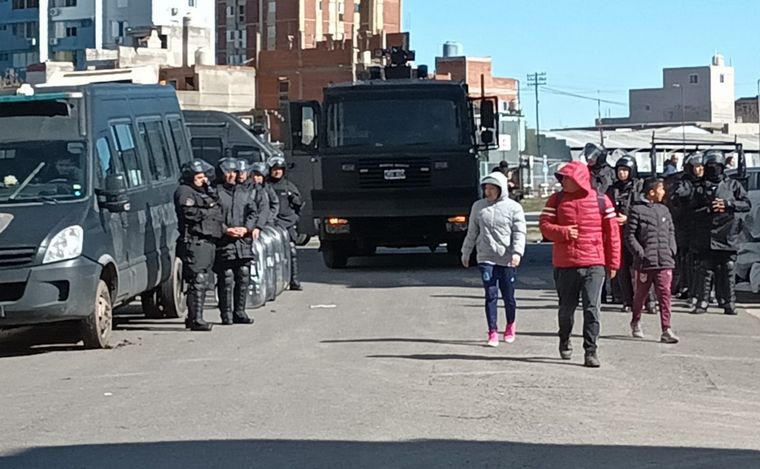 Tensión en CABA: fuerte operativo para desalojar dos edificios en Villa Lugano.