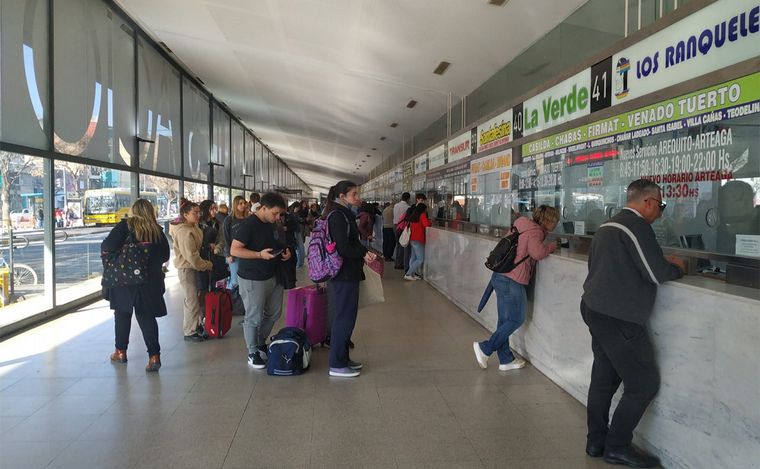 FOTO: Rosario: aumentos repentinos y movimiento en la Terminal por el fin de semana largo.