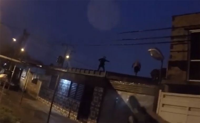 Rosario: miembro del clan Cantero capturado mientras intentaba huir por los techos. 