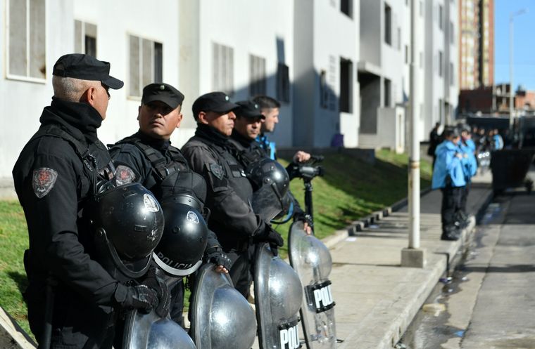 Desalojaron a personas que intentaron ocupar departamentos en Villa Lugano.