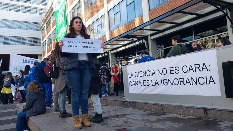 Científicos se movilizaron contra la propuesta de Milei para cerrar el Conicet.