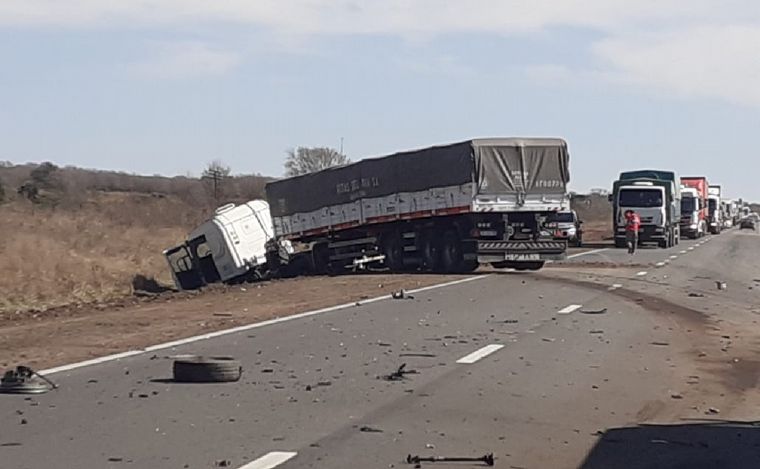 Choque entre un camión y un auto en Dean Funes: un muerto.