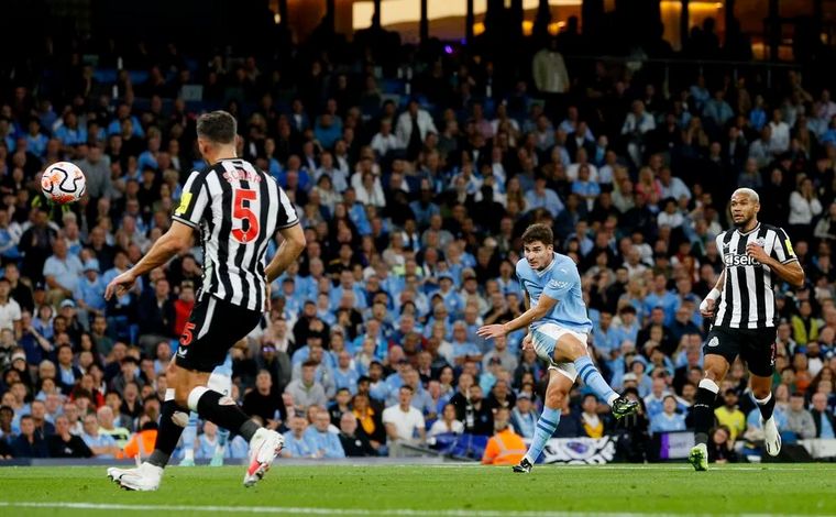 FOTO: Julián Álvarez decidió la victoria de Manchester City sobre Newcastle.