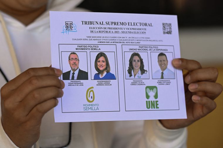 FOTO: La boleta con la que los guatemaltecos eligen entre Bernardo Arévalo y Sandra Torres.