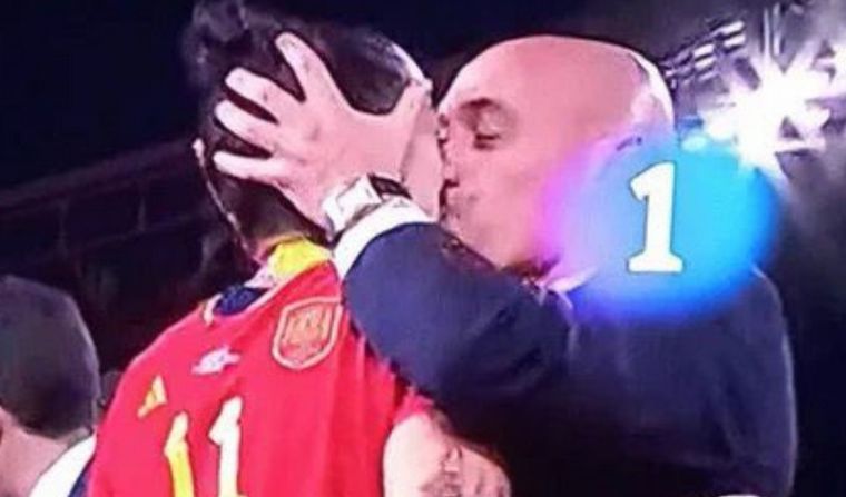 FOTO: El momento en que Luis Rubiales besa en la boca a Jennifer Hermoso (captura de TV). 